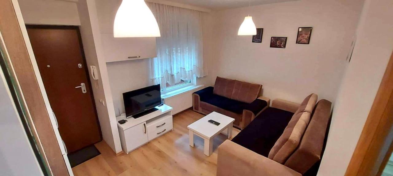 Bright & Lovely Apartment In The City Center พริสตีนา ภายนอก รูปภาพ