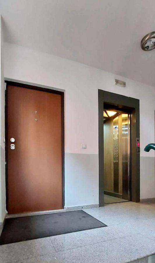 Bright & Lovely Apartment In The City Center พริสตีนา ภายนอก รูปภาพ